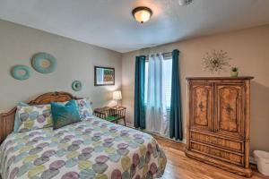 Säng eller sängar i ett rum på Vintage Downtown Vegas Retreat Less Than 3 Miles to Strip!