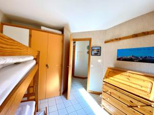 モルジヌにあるPICARON A13のベッドルーム1室(ベッド1台、木製ドレッサー付)