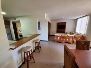 The Village at Palmas del Mar في هوماكاو: مطبخ وغرفة معيشة مع طاولة وكراسي