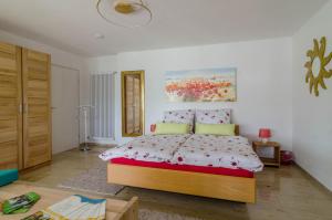 Un dormitorio con una cama grande en una habitación. en Ferienparadies Bodensee Fewo2, en Billafingen 19 fotos más