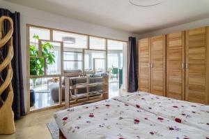 a bedroom with a bed with flowers on it at Ferienparadies Bodensee Fewo2 in Billafingen +24 photos
