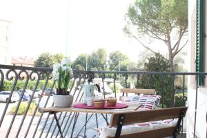 - une table sur un balcon avec une cafetière dans l'établissement Il Melograno, à Prato