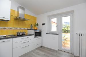 A kitchen or kitchenette at Relais Villa Chiara free parking