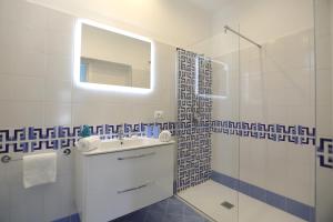 A bathroom at Relais Villa Chiara free parking