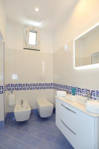 A bathroom at Relais Villa Chiara free parking