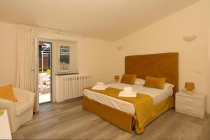 A bed or beds in a room at Relais Villa Chiara free parking