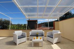 A seating area at Relais Villa Chiara free parking