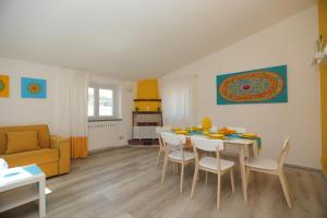 A seating area at Relais Villa Chiara free parking