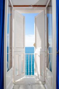 d'une porte ouverte donnant sur l'océan depuis un balcon. dans l'établissement Donna Giulia, à Amalfi