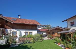 un patio trasero de una casa con un patio con un patio en Ferienwohnung Maria, en Ebbs