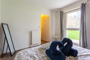 - une chambre avec 2 serviettes sur un lit et une fenêtre dans l'établissement LE FOUGERES, à Rennes
