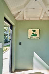 una señal en una pared con una palmera en ella en Hotel Casa Leona en Tamarindo