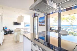 Una cocina con vista al mar en Apartamento en Port Marina Palamos, en Palamós