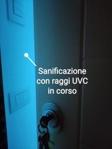 Ein Schild an einer Tür, auf dem Schnitzelonneonononcon steht. in der Unterkunft Dimora Francesca in Conversano