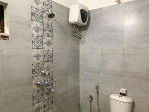 Phòng tắm tại ROOTSVILLA VAGATOR - Longstays, Coworking Backpacker's Hostel