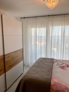 sypialnia z łóżkiem i dużym oknem w obiekcie Apartment Nono Marko w Crikvenicy