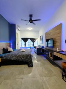 een slaapkamer met een bed en een plafondventilator bij Imperio Residence Bathtub Studio Melacca Town-FreeParking in Melaka