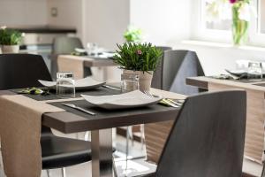- une salle à manger avec une table et des chaises dans l'établissement DVE Suite Rome, à Rome 29 autres photos