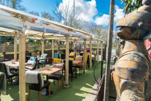 vista para um restaurante com mesas e cadeiras em Grantham Arms em Boroughbridge