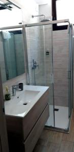 a bathroom with a sink and a shower at Cabà Holiday Bardolino Colombo in Bardolino