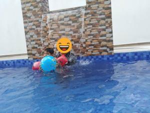 Villa with private Pool and Sauna @ Nilai内部或周边的泳池