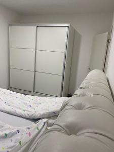 1 dormitorio con cama y armario en Apartman Glišić 2 en Bajina Bašta