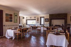 a restaurant with tables and chairs in a room at Centro de Turismo Rural Roqueo de Chavela in Robledo de Chavela