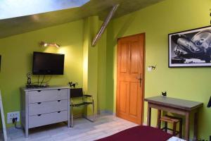 TV a/nebo společenská místnost v ubytování Gîte du ruisseau