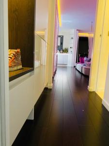 パリにあるBEAUTIFUL PLACE WITH BREATHTAKING PRIVATE ROOFTOP TERRACE 210m2 IN CITY OF LOVE PARISのダークウッドの床と廊下のあるリビングルーム
