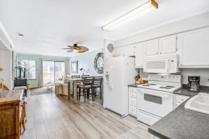 Η κουζίνα ή μικρή κουζίνα στο Oceanside 301-A