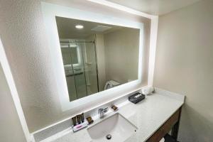 A bathroom at Wingate by Wyndham Panama City Area Lynn Haven