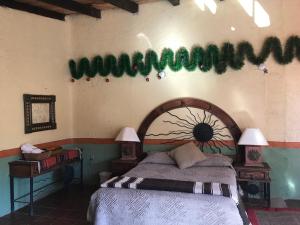 Łóżko lub łóżka w pokoju w obiekcie Rancho Cumbre Monarca