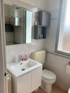プンタ・マリーナにあるAppartamento Marinaのバスルーム(白い洗面台、トイレ付)