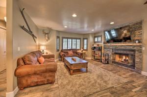 Χώρος καθιστικού στο 4 Mi to Woodland Lake 2-Story Home with Grill