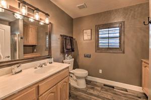 Ένα μπάνιο στο 4 Mi to Woodland Lake 2-Story Home with Grill +32 φωτογραφίες