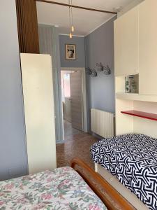 プンタ・マリーナにあるAppartamento Marinaのベッドルーム1室(ベッド1台付)、ドア付きのベッドルーム1室が備わります。