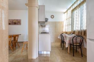 eine Küche und ein Esszimmer mit einem Tisch und Stühlen in der Unterkunft Appartamento Ledy by BarbarHouse in Porto Cesareo