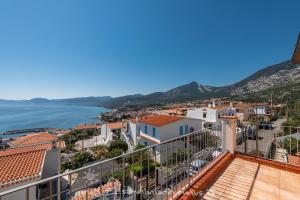 vistas a la ciudad desde el balcón de una casa en CASA CON VISTA MARE, en Cala Gonone