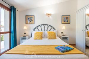 Un dormitorio con una cama grande con almohadas amarillas. en CASA CON VISTA MARE, en Cala Gonone