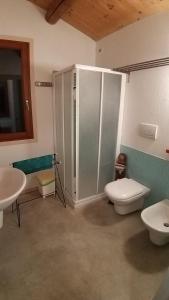 łazienka z prysznicem, toaletą i umywalką w obiekcie Agriturismo Corte del Maso w mieście Bassano del Grappa +37 zdjęć
