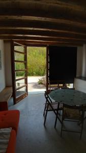 Pokój ze stołem i przesuwnymi szklanymi drzwiami w obiekcie Agriturismo Corte del Maso w mieście Bassano del Grappa