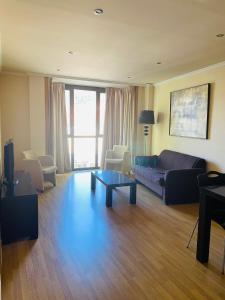 salon z kanapą i stołem w obiekcie Hotel AV Apartamentos Lobios w mieście Lobios +37 zdjęć