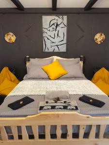 Ce lit se trouve dans un dortoir doté d'oreillers jaunes. dans l'établissement Night Lotus, à Hunedoara