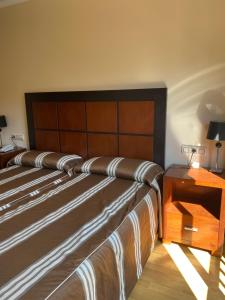 Łóżko lub łóżka w pokoju w obiekcie Hotel AV Apartamentos Lobios