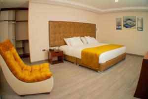 una habitación de hotel con una cama y una silla en Harmony Hotel, en Ipiales 28 fotos más