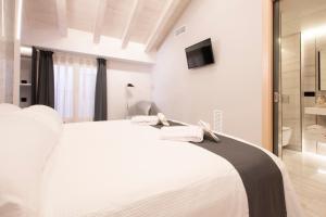 Postel nebo postele na pokoji v ubytování Hotel 1877 Sensaciones & SPA ADULTS ONLY