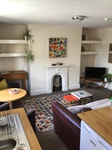 uma sala de estar com um sofá e uma lareira em Conference View Guest House em Harrogate