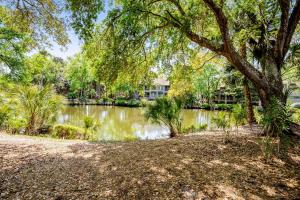 einen Park mit einem See vor einem Gebäude in der Unterkunft Turtle Cove 5552 in Kiawah Island