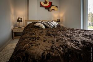 1 dormitorio con 1 cama grande y 3 almohadas en DOM LETNI, en Nakielno