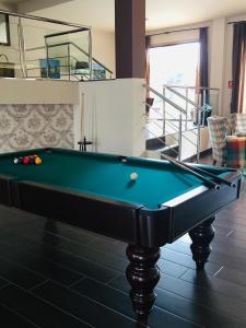 Stół bilardowy w obiekcie Hotel AV Apartamentos Lobios